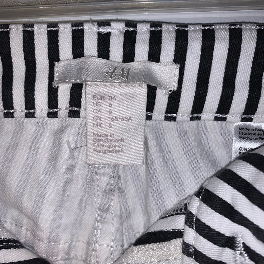 CUTE STRIPED SHORTS - Picture 2 of 3